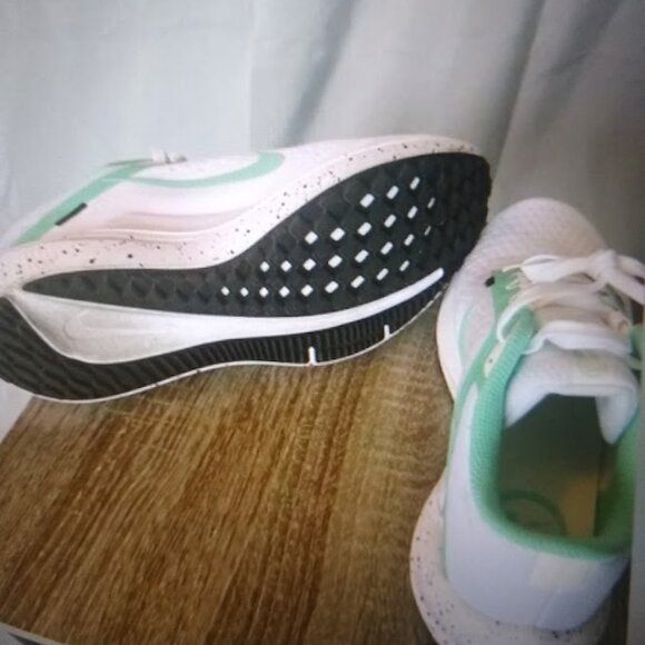 Nike women's  size  8   white / aqua-mint  athletic sneakers - Picture 11 of 13
